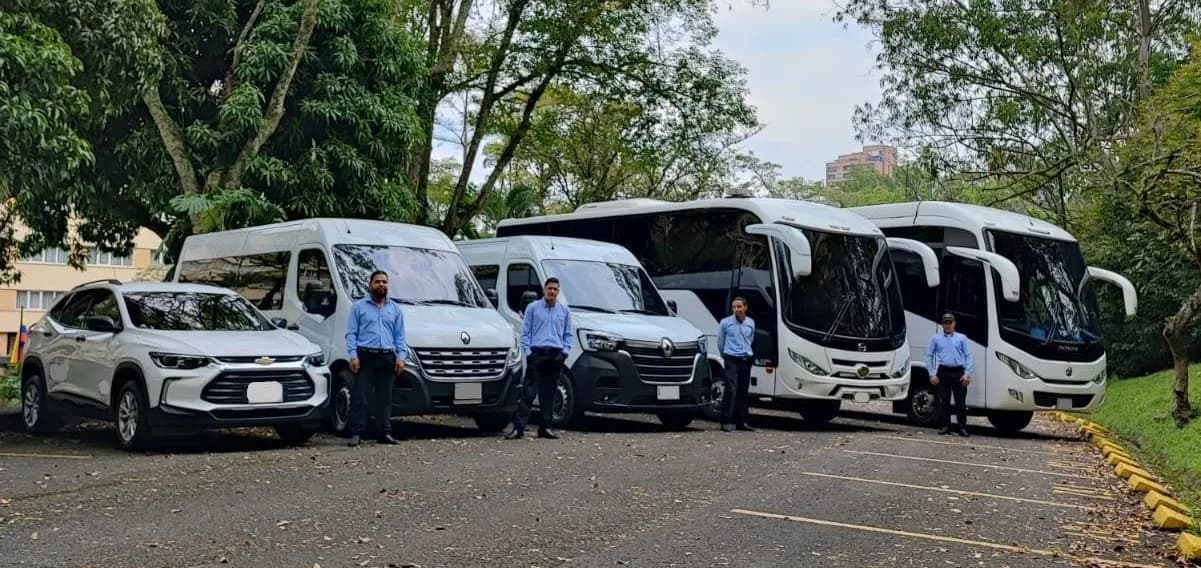 Flota de vehículos de Maoke Travel con sus conductores