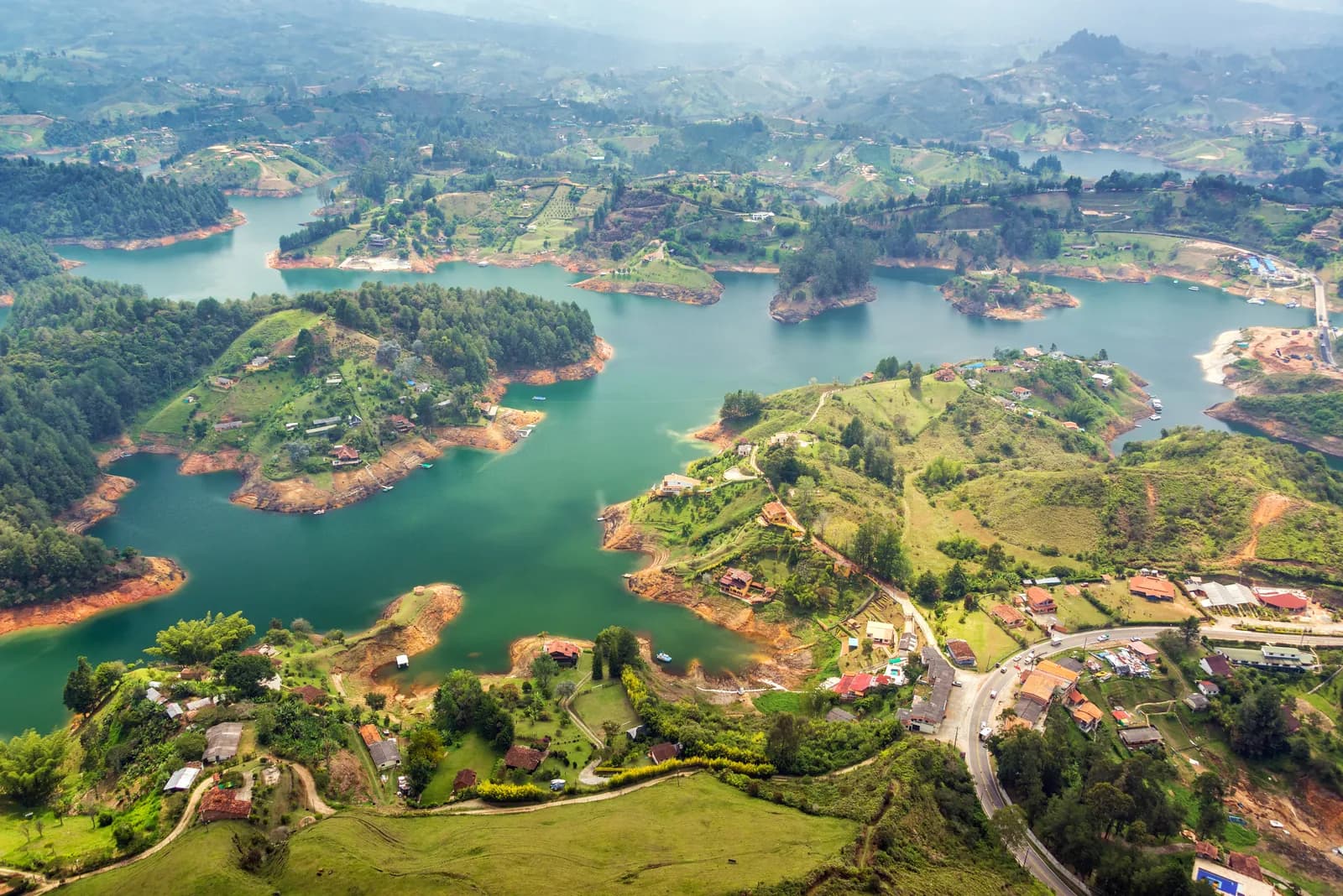 Guatapé: agua y arte entre montañas
